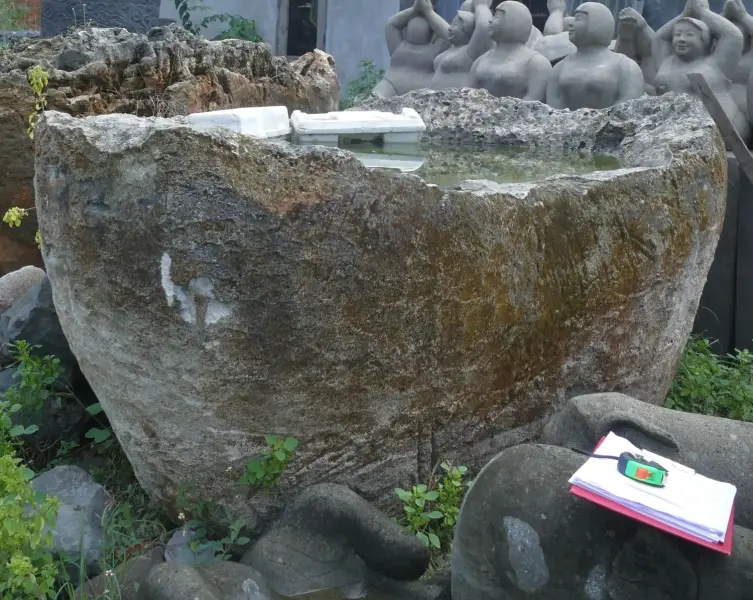 Artikelbild 5 des Artikels “Der Islandtopf besteht aus Kalkstein, der von der Küste Indonesiens stammt. Er ist etwa 240 cm lang und 50 cm tief. “